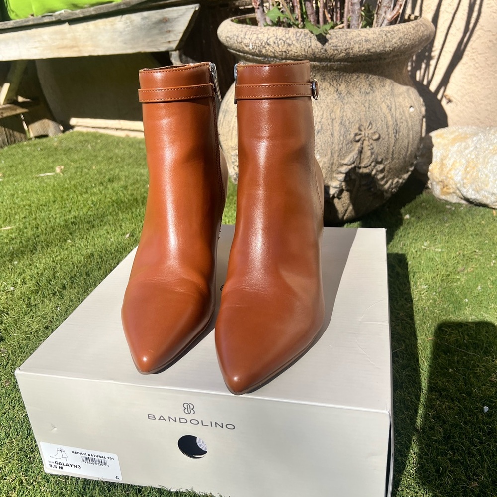 Bandolino Galayn 3 9.5
Brown Heeled Booties with Slim Heel and Short Shaft - Picture 5 of 11